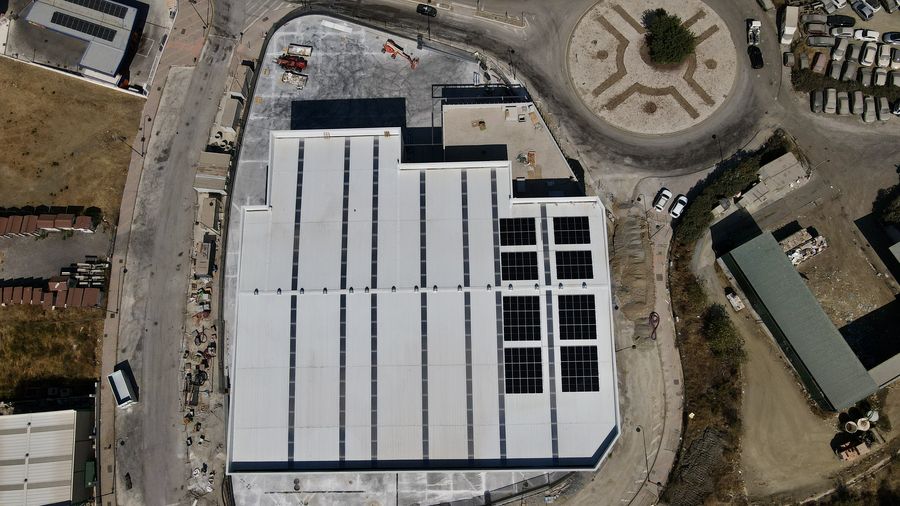 Instalación fotovoltaica industrial 65 kWp — vista aérea de la cubierta con los paneles solares