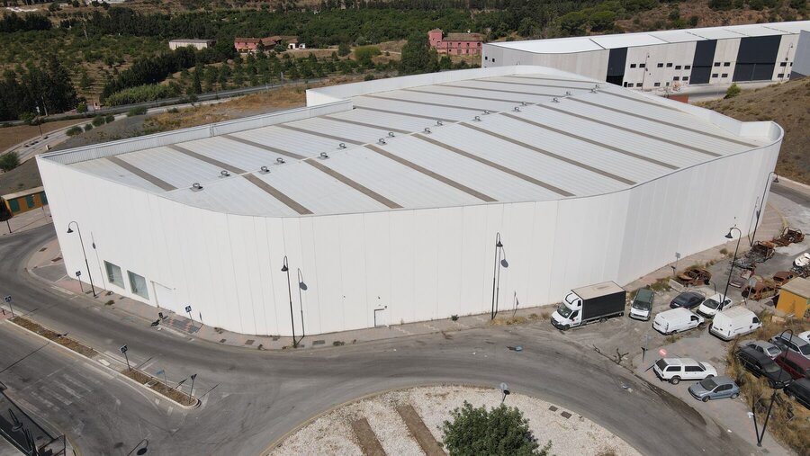 Nave industrial destinada a almacenaje de muebles — vista aérea de la nave terminada